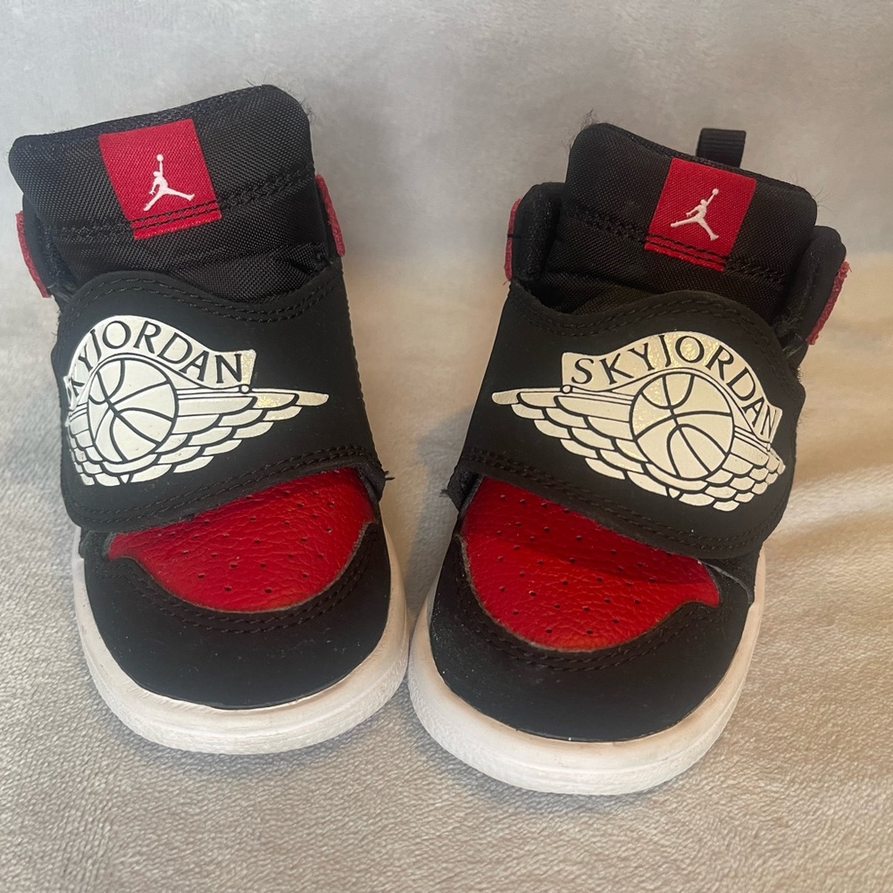 Little boy Jordan’s size 6c excellent condition